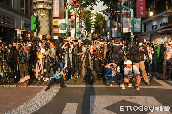 ▲西門峨眉街懸日。（圖／記者林敬旻攝）