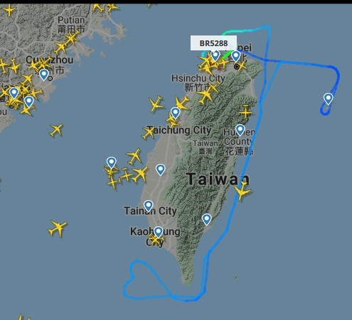 ▲▼長榮類出國班機在空中畫了一個愛心。（圖／翻攝flightradar24）