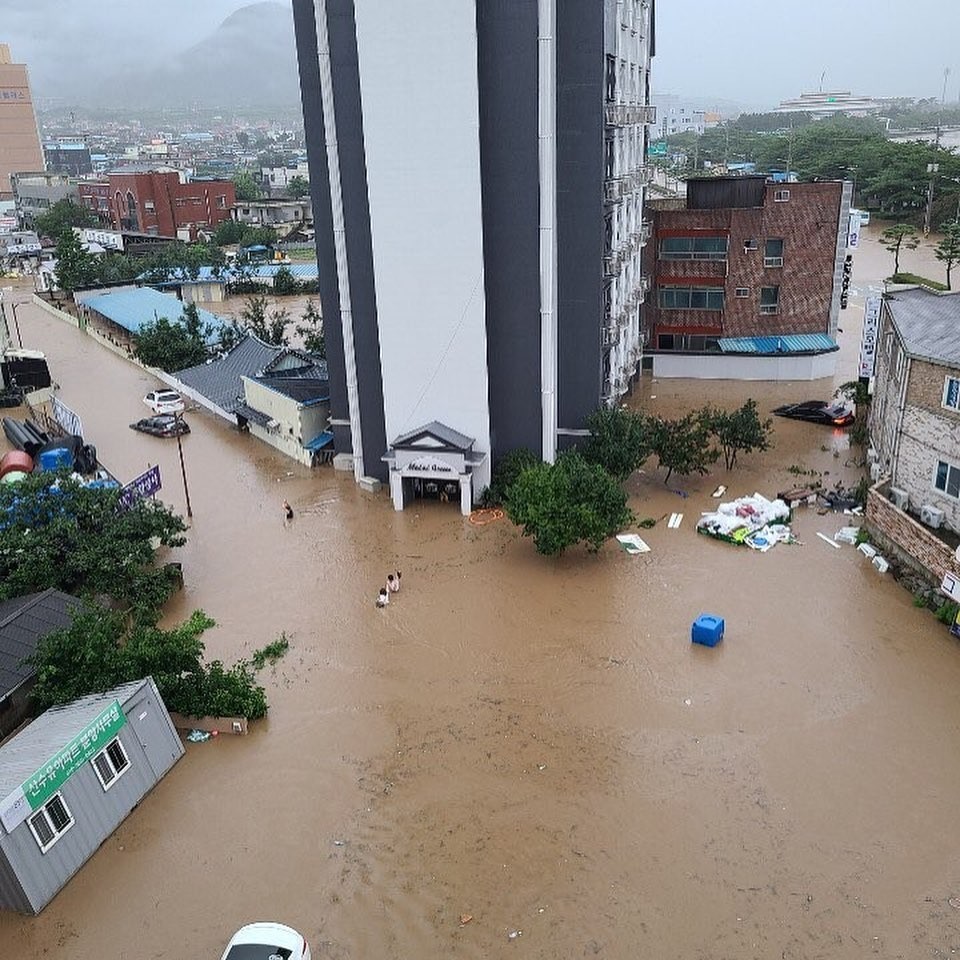 ▲▼蟾津江河堤崩塌，河水全數灌入南原市中心。（圖／翻攝自Instagram@33arktae_95）