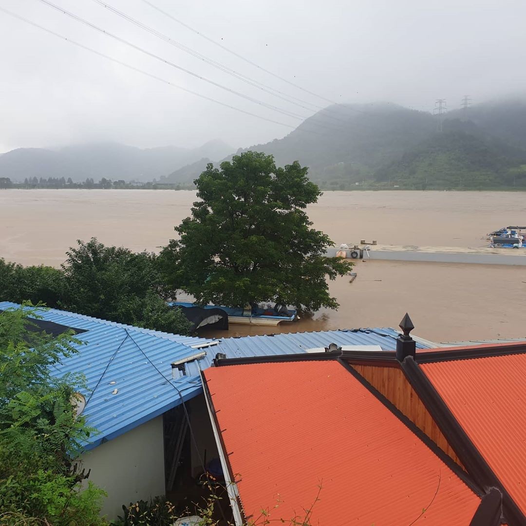 ▲▼南韓第四大河流蟾津江河堤崩塌。（圖／翻攝自Instagram@haeroogil）
