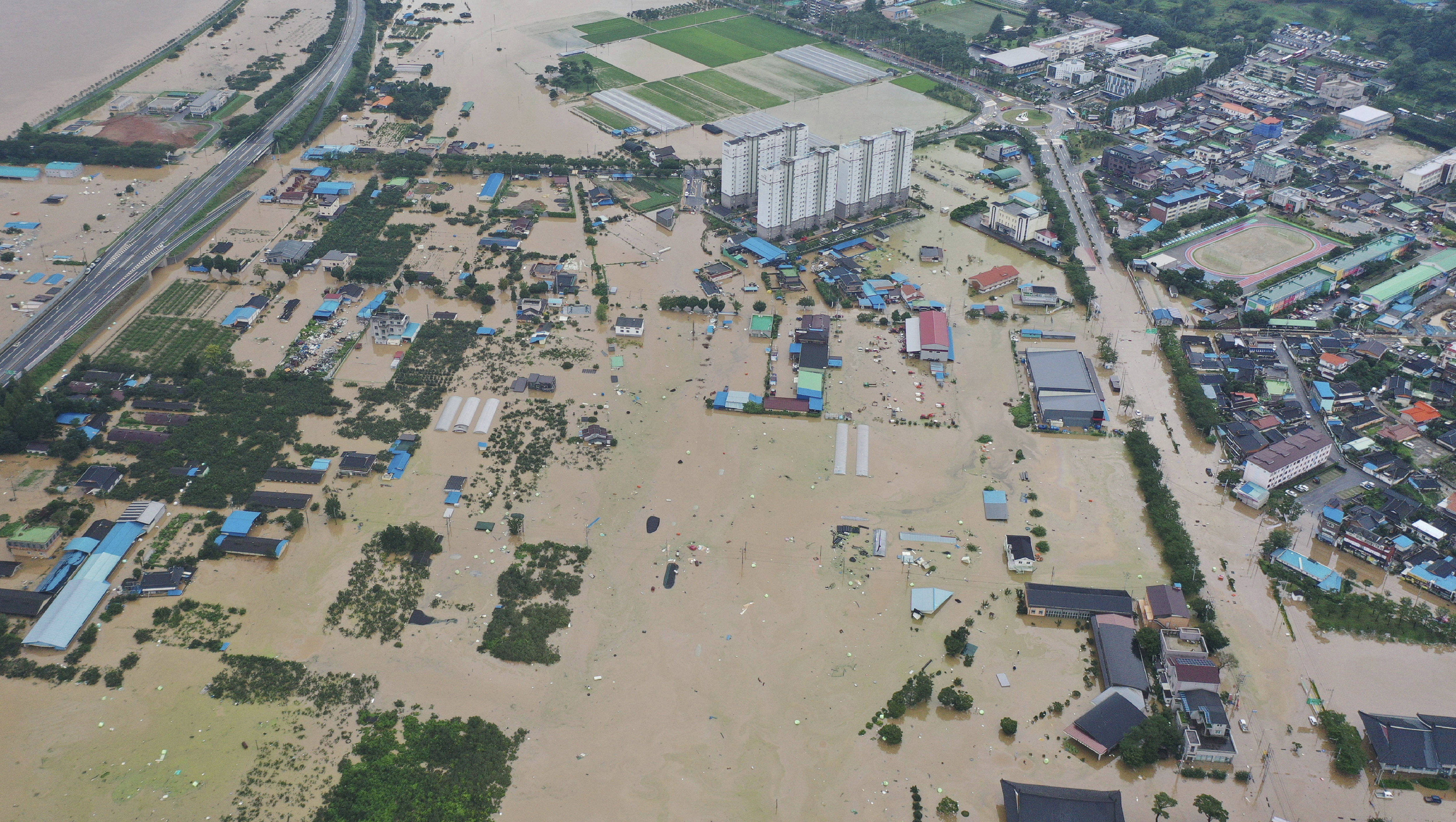 ▲▼南韓連日暴雨，蟾津江潰堤，全羅南道求禮郡8日淹成水鄉澤國。（圖／達志影像／美聯社）