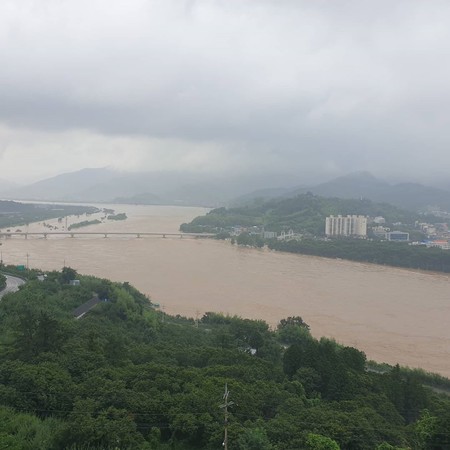 ▲▼南韓第四大河流蟾津江河堤崩塌。（圖／翻攝自Instagram@haeroogil）