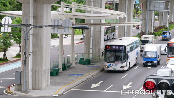 ▲ 新莊思源路提升機車族安全 新北首條公車優先道20日上路。（圖／新北市交通局提供）