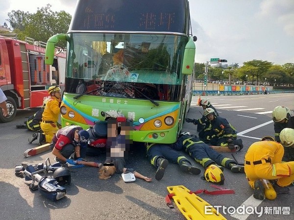 ▲陳姓女子受困公車底下。（圖／記者翁伊森翻攝）