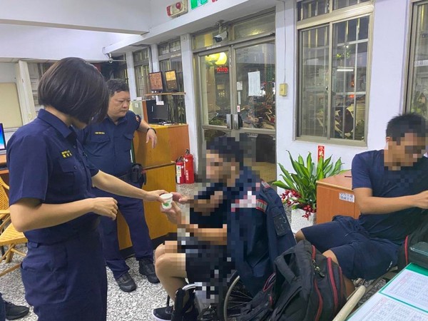 ▲▼    電動車不敵大雨，小港員警暖心支援         。（圖／記者黃子倩翻攝）