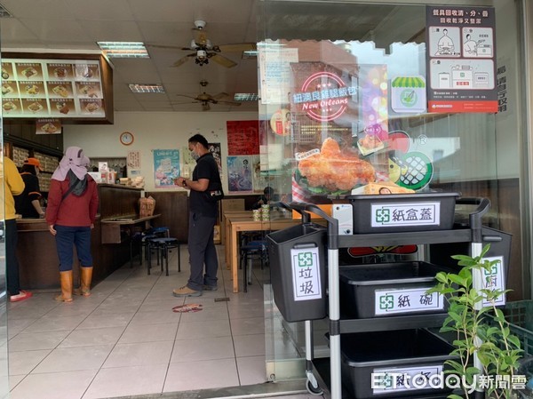 ▲民眾在店內用餐後，妥善依「清理、分類、堆疊」三步驟，提升紙餐具分類回收後資源再利用效益。（圖／台東縣政府提供）