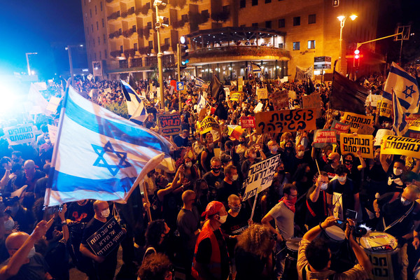 ▲▼以色列民眾聚集在總理納坦雅胡（Benjamin Netanyahu）耶路撒冷住所外，要求下台負責。（圖／路透）
