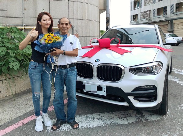 ▲▼高宇蓁父親節送爸爸BMW X4。（圖／翻攝自臉書／高宇蓁）