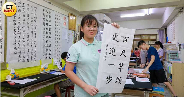 寫下「百尺竿頭，更進一步」，周沛辰勉勵自己，繼續努力向前。（圖／馬景平攝）