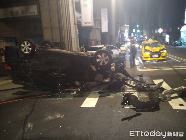 ▲因深夜闖紅燈造成3部車故。（圖／桃園警察局交通大隊提供）