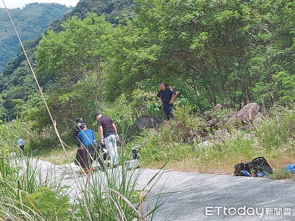 ▲▼男子倒在路邊草叢，滿地血漬、氣絕多時，死者手上握著一隻獵槍，地上有多枚子彈。（圖／記者蕭可正翻攝，下同）