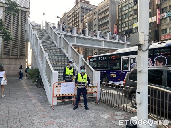 ▲北市忠孝東西路天橋近來因懸日奇景出現蜂擁而至的追拍者，警方將採彈性流量管制。（圖／記者張君豪翻攝）