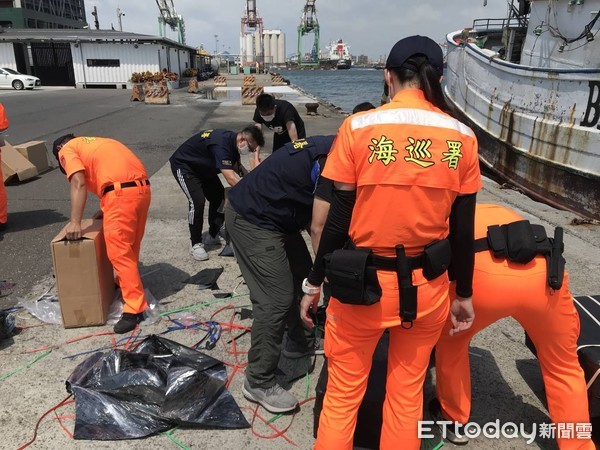 ▲海巡人員會同警方緝獲漁船走私香菸，起出市價約1千萬元私菸依法送辦。（圖／記者林悅翻攝，下同）