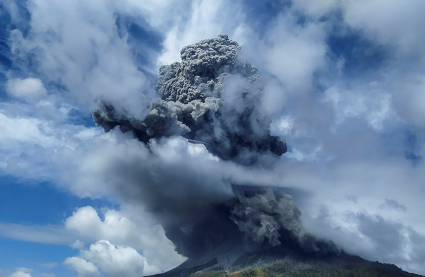 ▲▼2020/08/10，印尼西納彭火山噴發。（圖／路透）