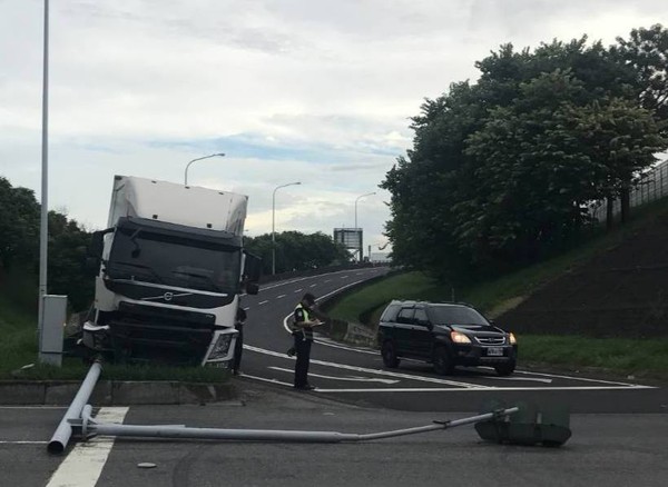 ▲國道彰化南下路段清晨發生大貨車撞斷出口號誌車禍。（圖／記者唐詠絮翻攝）