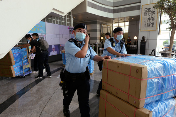 ▲香港警察搜索壹傳媒大樓，帶黎智英回到辦公室搜證。（圖／路透社）