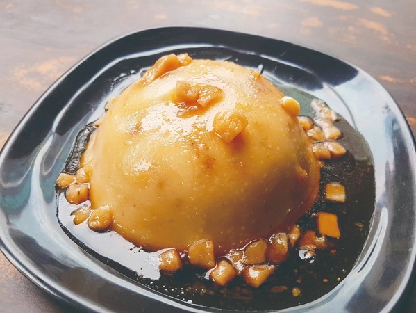 ▲▼「一甲子餐飲」位於艋舺祖師爺廟旁，肥瘦均勻的焢肉飯、麻豆碗粿等，都是熱門菜色。（圖／米其林指南Taipei官網提供）