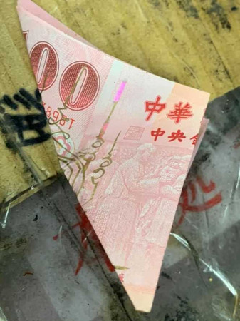 網友在路上撿到畫有符咒的佰元紙鈔。（圖／翻攝自爆料公社）