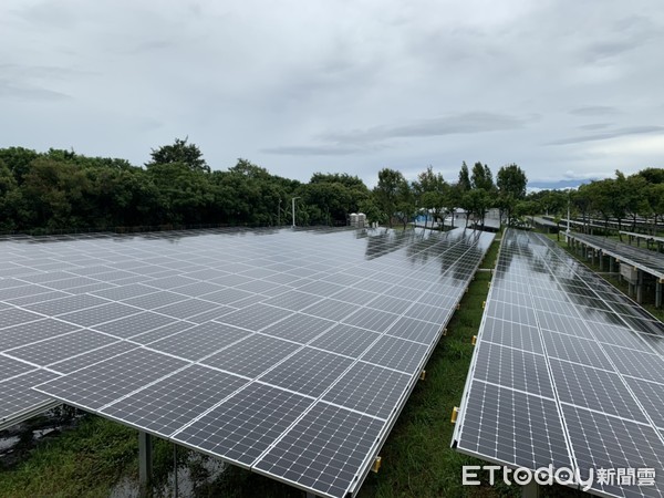 ▲樹電共生！奇美10億打造全台最美「綠能園區」　太陽能發電量達2000萬度，奇美實業董事長許春華，奇美實業總經理趙令瑜，奇美實業副總陳世賢。（圖／記者姚惠茹攝）