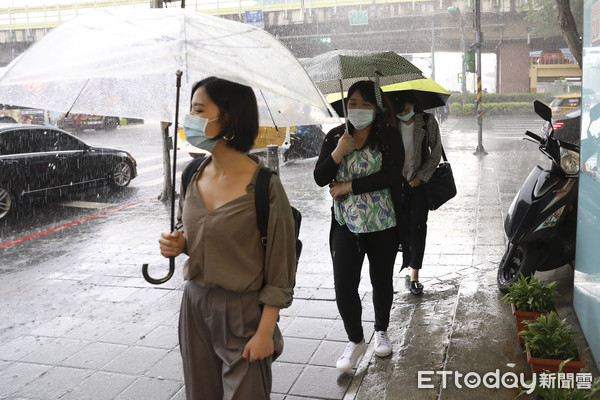 ▲▼午後雷陣雨。（圖／記者黃克翔攝）