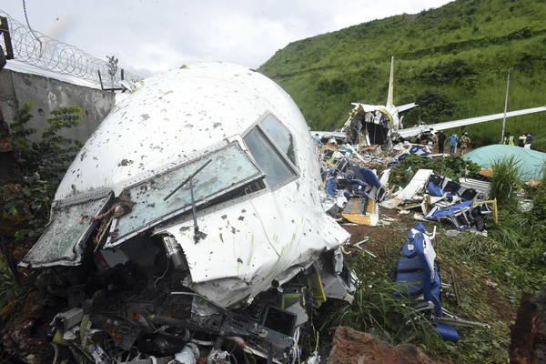 ▲▼印度快捷航空（Air India Express）撤僑班機墜毀斷成兩截。（圖／達志影像／美聯社）