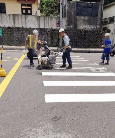 ▲▼馬路正在施工畫線，兒子大讚好厲害，工人卻嘆：不要像叔叔一樣，在這裡做工……（圖／翻攝爆怨公社）