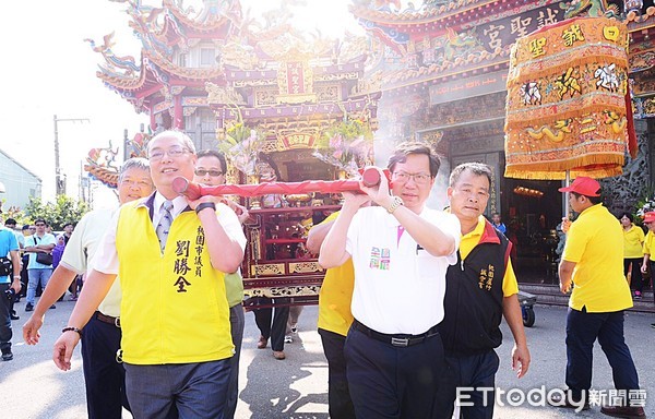 ▲蘆竹誠聖宮「神禧夜巡遶境」活動，市長鄭文燦去年也曾參與舉轎儀式。（圖／記者沈繼昌翻攝）