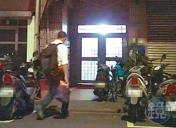 7月26日週日凌晨1:14，甫結束行程的吳怡農（圖）獨自返回距離行政院不到300公尺的住處。