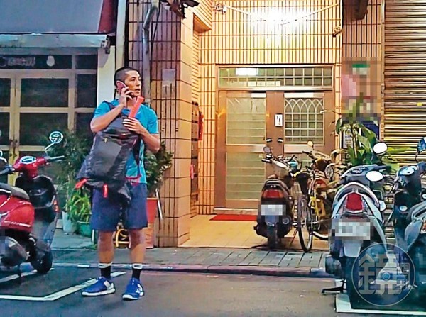 7月26日18:49，與小農女待了一夜後，吳怡農（圖）傍晚換穿一身運動裝，背著網球拍帥氣出門。