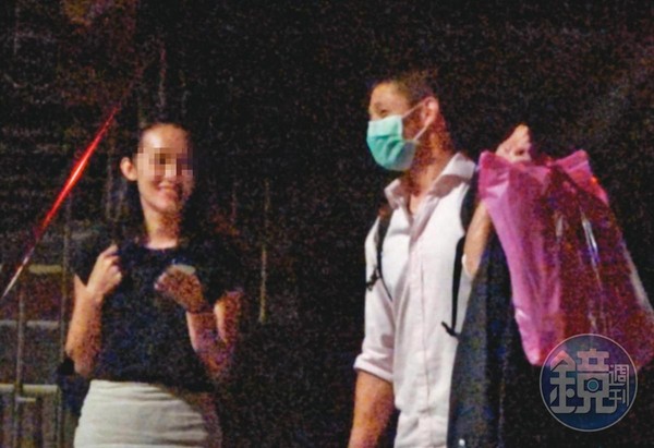 8月7日01:11，吳怡農（右）與小農女（左）常在北市松山區的壯闊台灣協會辦公室一起待到深夜，才一起有說有笑離開，吳還低調戴起口罩。