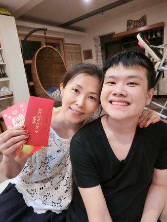 死者翁彩鳳生前疼愛患有自閉症的兒子，為照顧兒子將高薪工作辭掉。（圖／葉博文提供）