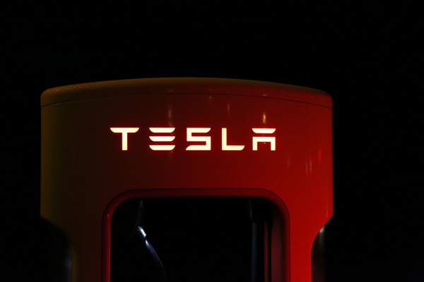 ▲特斯拉是美國最大的電動汽車及太陽能板公司，產銷電動汽車、太陽能板及儲能設備。            。（圖／取自免費圖庫Maxpixel）