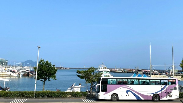 ▲▼烏石港是衝浪族聖地，國光客運烏石港站可遠眺龜山島，被譽為最漂亮的客運站。（圖／國光客運提供）