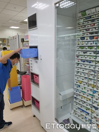 ▲成大醫院最近正式啟用率先引進之「全自動盒裝調配機」，讓病人可以取得原包裝藥品，幫助提升民眾用藥安全。（圖／記者林悅翻攝，下同）
