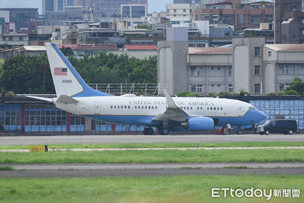 ▲美國衛生部長阿札爾準備搭機離開台灣。（圖／記者林敬旻攝）