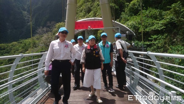 ▲▼內政部次長邱昌嶽與花蓮縣長徐榛蔚出席「太魯閣國家公園山月吊橋」啟用典禮。（圖／太管處提供，下同）