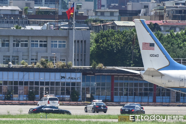 ▲美國衛生部長阿札爾準備搭機離開台灣，車隊抵達。（圖／記者林敬旻攝）