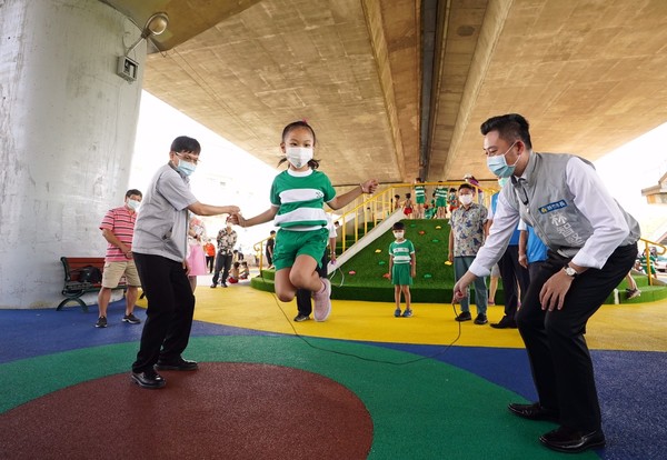 ▲新竹市長林智堅開心陪孩子玩跳繩。（圖／新竹市政府提供）
