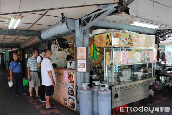 ▲入選必比登人潮多一倍！一甲子餐飲中午外帶要等1小時　焢肉飯必吃。（圖／記者黃士原攝）