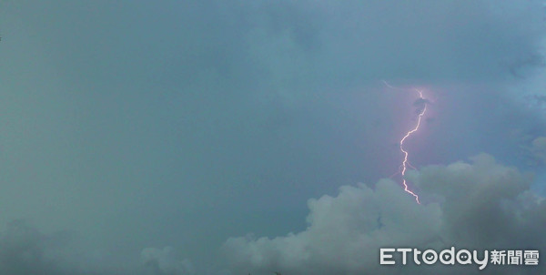 ▲▼台北午後大雷雨，閃電打雷。（圖／記者呂佳賢攝）