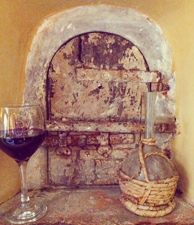 ▲▼義大利商家重啟傳統「酒窗」，保持社交距離。（圖／翻攝自Instagram／buchettedelvino）