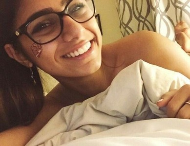出價飆破294萬！Pornhub前第一女優拍賣「原味眼鏡」　全捐黎巴嫩爆炸案