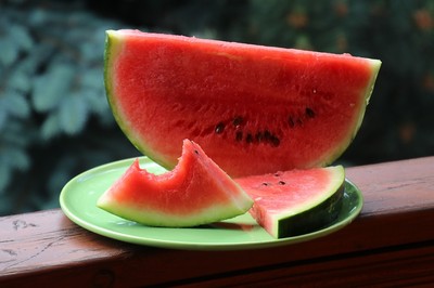 日本農協公開「進化版西瓜吃法」　先沾爆酸汁...味道秒變熱帶水果王