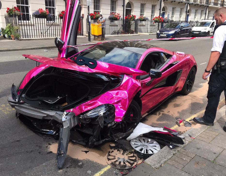 ▲▼  英國倫敦一輛麥拉倫失控撞車，車頭損毀。。（圖／翻攝自推特／Simon Tuhill）