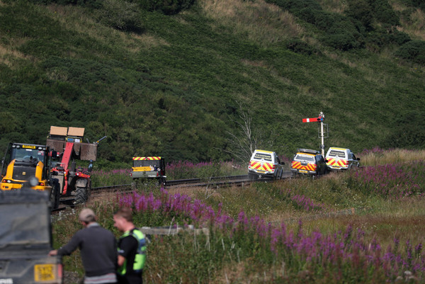 ▲▼蘇格蘭火車出軌事故派出大量救護車。（圖／路透）