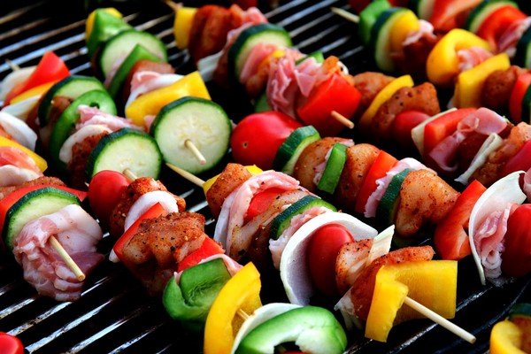 ▲專家建議，肉串可以加入蔬菜和水果一起烤。（示意圖／取自免費圖庫Pixabay）