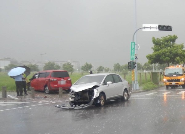 ▲▼台中市前議員陳清景所開的銀色自小客和紅色小客車相撞，陳仍在救治中。（圖／記者鄧木卿翻攝）