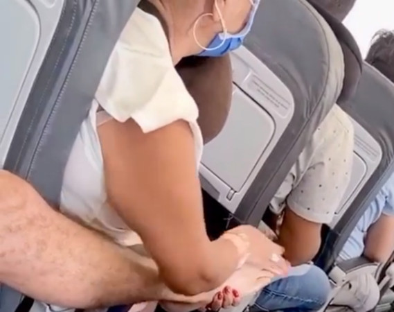 ▲▼  近日一段女子在飛機幫別人腳底按摩的影片引發網友熱烈討論。（圖／翻攝自IG／PassengerShaming）