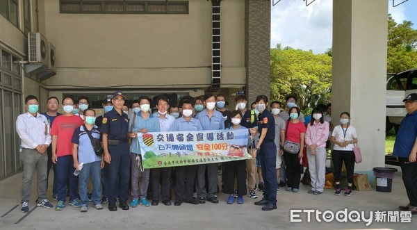 ▲台南市警局結合「南科環境保護發展推動基金會」及「台南市交通與救援安全協會」辦理「車輛翻覆自救要領及交通安全教育宣導」。（圖／記者林悅翻攝，下同）