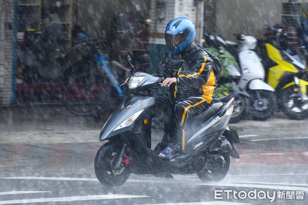 ▲▼下雨,雨天,天氣,積水,豪大雨特報,雷陣雨,梅雨,降雨,氣象,行車安全,雨天行車,交通安全,機車,通勤,交通,豪雨特報,颱風外圍環流,西南氣流,鋒面,天氣配圖。（圖／記者李毓康攝）